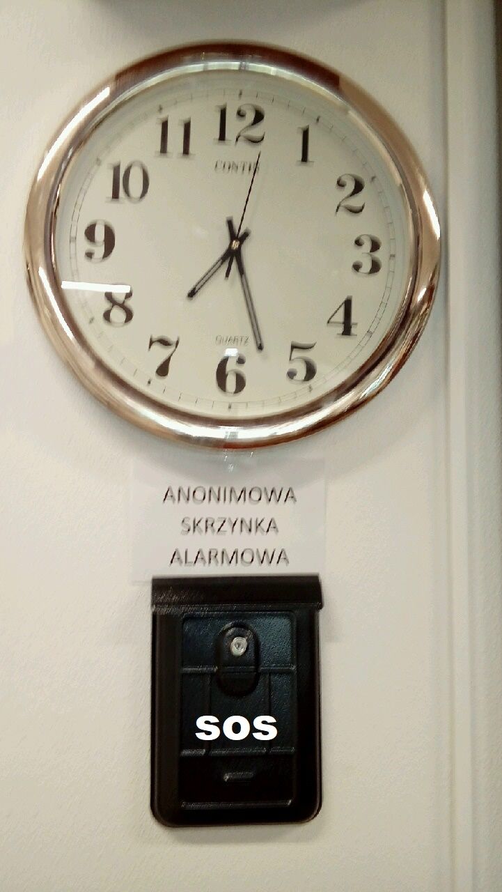 SOS pod zegarem