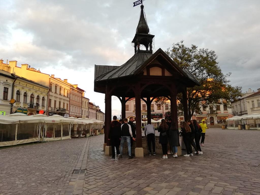 72559478 1644382795696385 1373329249028538368 n Copy